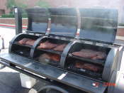 groer Zweikammer-Smoker mit drei Klappen im Einsatz